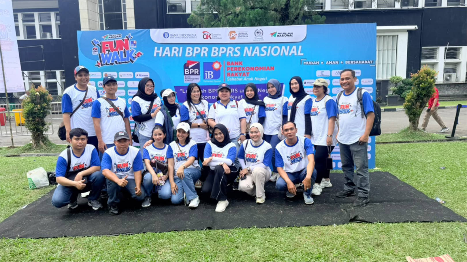 Karyawan dan manajemen PT BPR Cakradana Tirtamas Reksa berpartisipasi dalam kegiatan Fun Walk Hari BPR-BPRS Nasional 2026 di Lapangan IPB University Baranangsiang, Bogor, bersama peserta dari berbagai BPR dan BPRS sebagai bentuk dukungan terhadap penguatan ekonomi rakyat, kolaborasi industri perbankan, dan pemberdayaan UMKM.